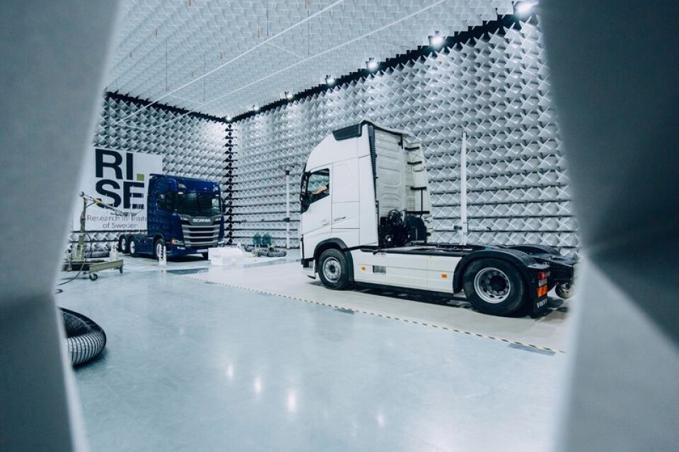EMC-kammaren klarar till exempel två lastbilar som testkör samtidigt.