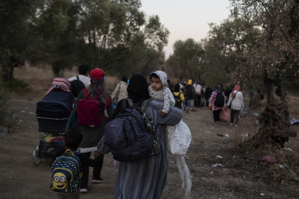 Migranter flyr lägret Moria efter branden som bröt ut i tisdags. Enligt den grekiske migrationsministern Notis Mitarachi anlades den av asylsökande som var missnöjda med de karantänsregler som infördes efter det att 35 personer testat positivt för covid-19.