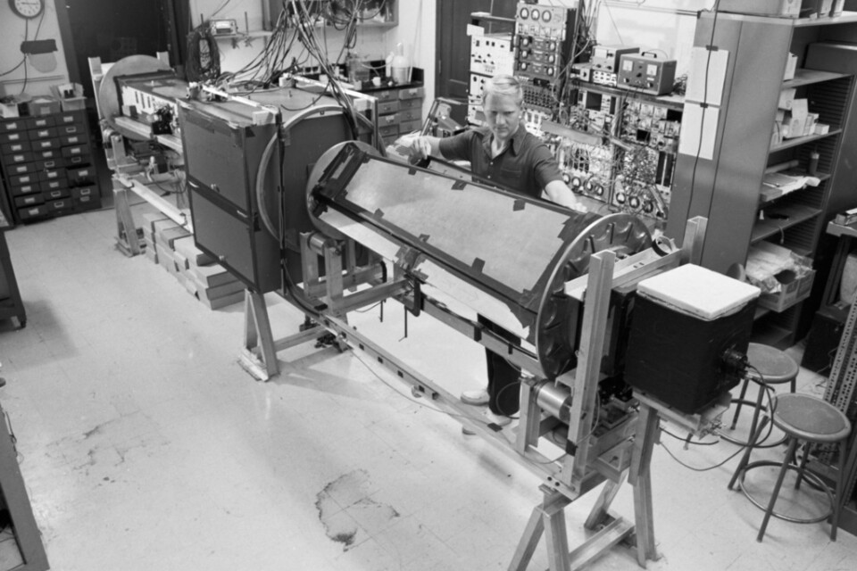 Fysikpristagaren John Clauser testar Bells teori i kvantmekanik på Berkeley-universitet i Kalifornien 1975. Han delar priset med Alain Aspect och Anton Zeilinger.