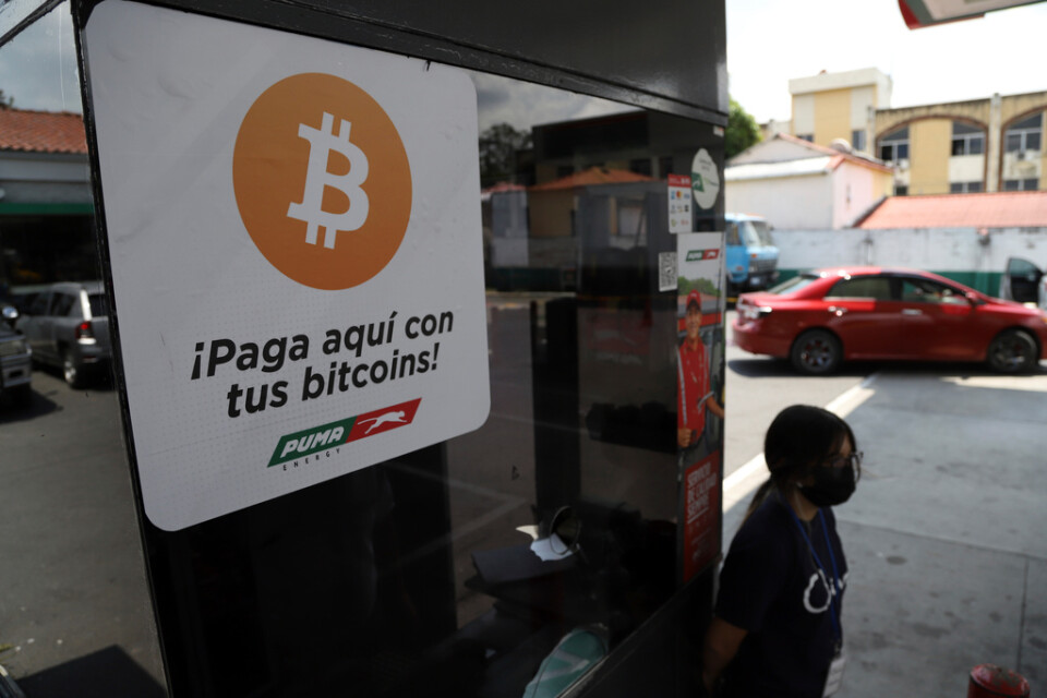 En bensinstation i San Salvador med en skylt som visar att man accepterar bitcoin som betalningsmedel. Arkivbild.