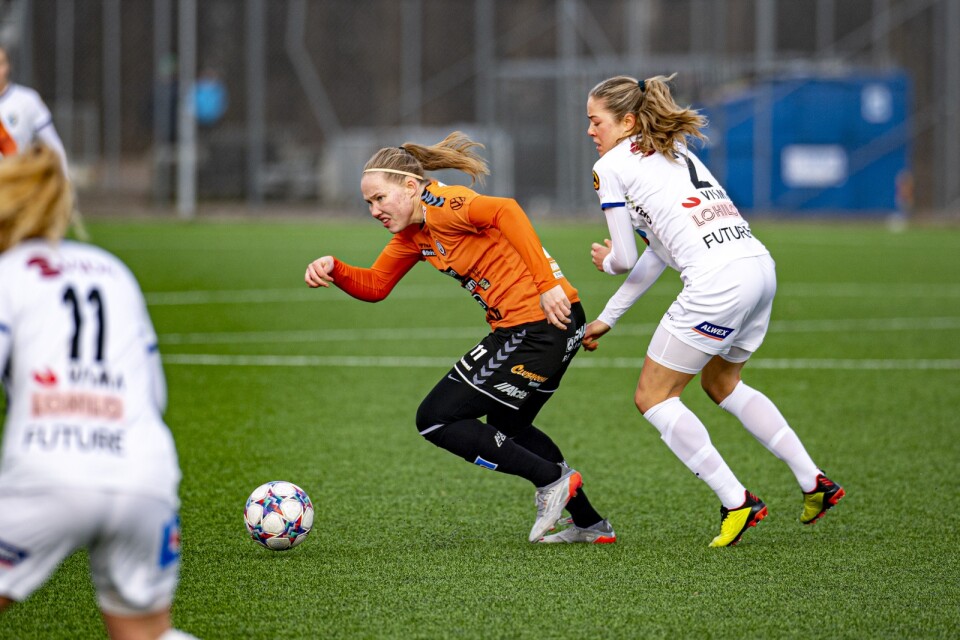 Två nyförvärv i kamp om bollen. Kristianstads isländska Hlin Eiriksdottir (från Piteå) och Växjös norska Joanna Baekkelund (från Eskilstuna United).