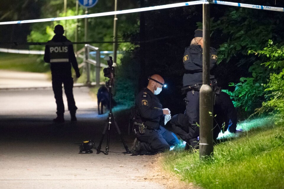 Kriminaltekniker på plats på en gångbana utmed Hyllievångsvägen på Kroksbäck.