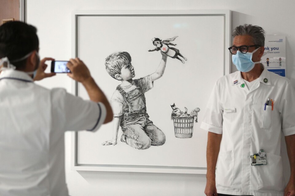 Banksys nya verk på ett brittiskt sjukhus heter ”Game Changer”.