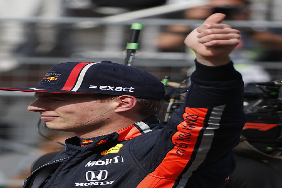 Red Bull föraren Max Verstappen firar att han tagit sin första pole position i karriären när han var snabbast runt Hungaroring.