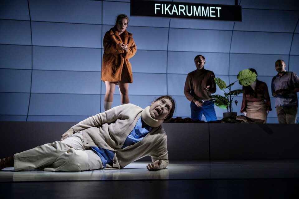 De mentala konsekvenserna av osäkra anställningar skildras i den nyskrivna föreställningen "Prekariatet" på Malmö Stadsteater.