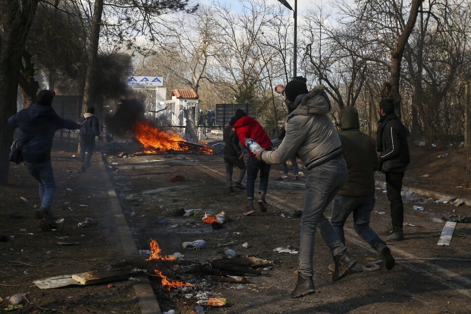 Migranter försöker ta sig in i Grekland men möts av stängda gränser och tungt beväpnad polis. Foto: AP/Emrah Gurel