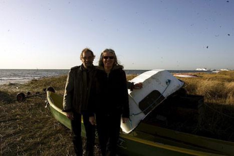 Göran och Bodil Welén framför en av sina skadade båtar.