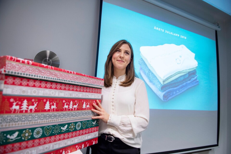 Sophie Nilsonne på HUI Research presenterar årets julklapp under en pressträff i Stockholm. Enligt HUI Research är det ett återvunnet plagg som blir klappen som kommer att läggas under granen 2018.