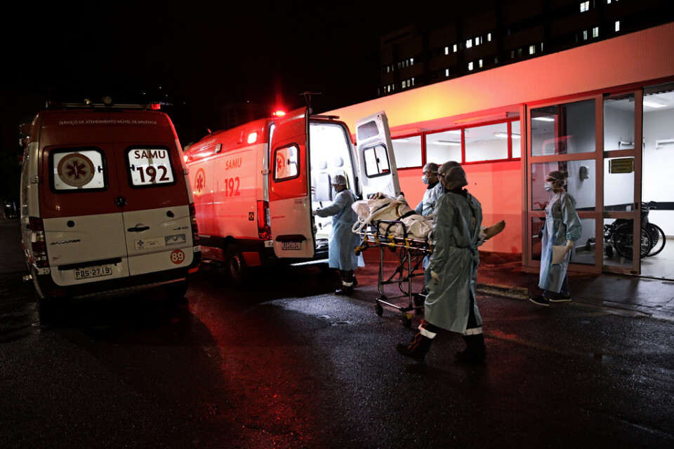 En patient som misstänks vara sjuk i covid-19 anländer med ambulans till ett sjukhus i Brasilia. Arkivbild.