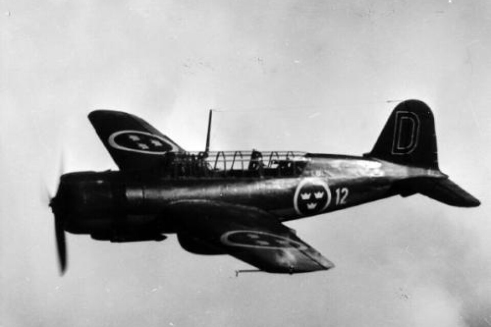 B 17. Propellerdrivet tvåsitsigt lätt bombplan. Byggd på Saab i Linköping, men försedd med en italiensk stjärnmotor på 1 020 hästkrafter. Beväpning: bomber som hängde under vingarna och kulsprutor. B 17 hade en maxhastighet på cirka 350 kilometer i timmen. Planet vägde fyra ton och kunde ta 700 kilo bomblast.
Fanns på F 12 från 1942 till 1947.