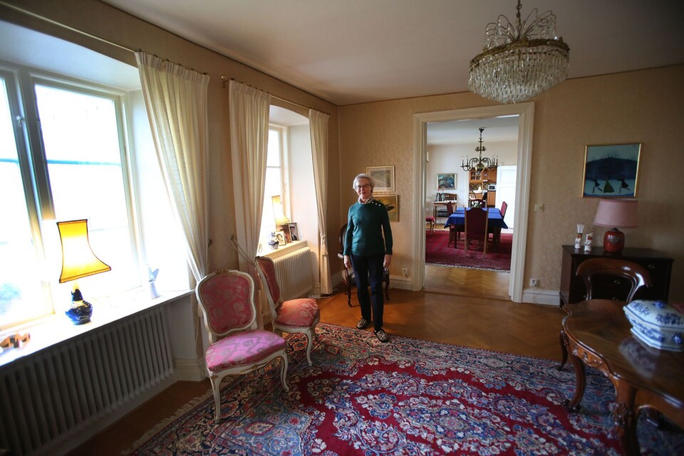 Jane Kristerson visar upp de två rokokostolar som Lars köpte som ett minne från Rydsgårds gods.