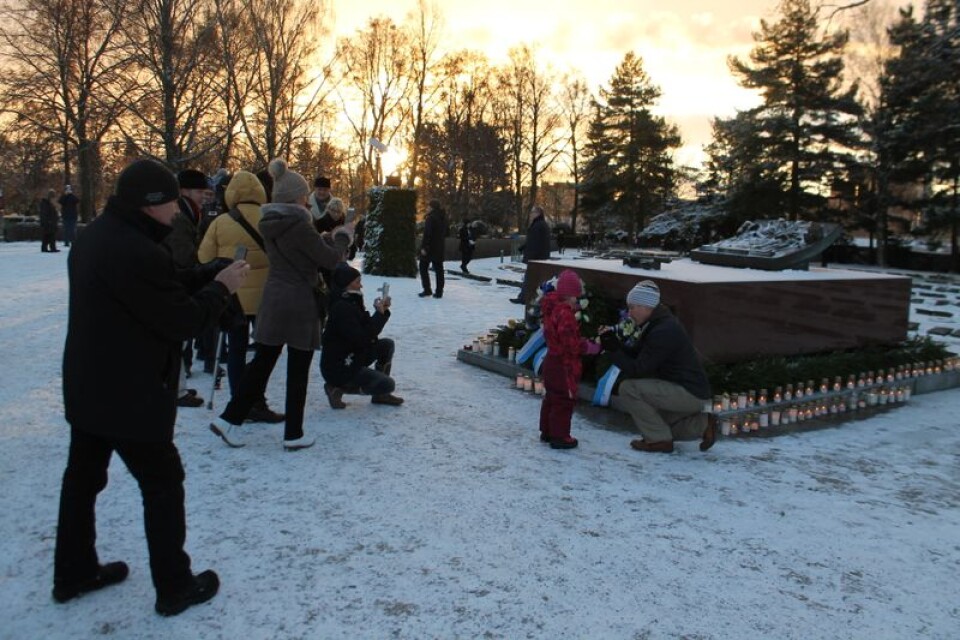 Här, på hedersplats, vilar nationalhjälten och presidenten Carl Gustaf Mannerheim. Denna dag ville många tända lyktor just på hans grav. Foto: Lars Näslund.