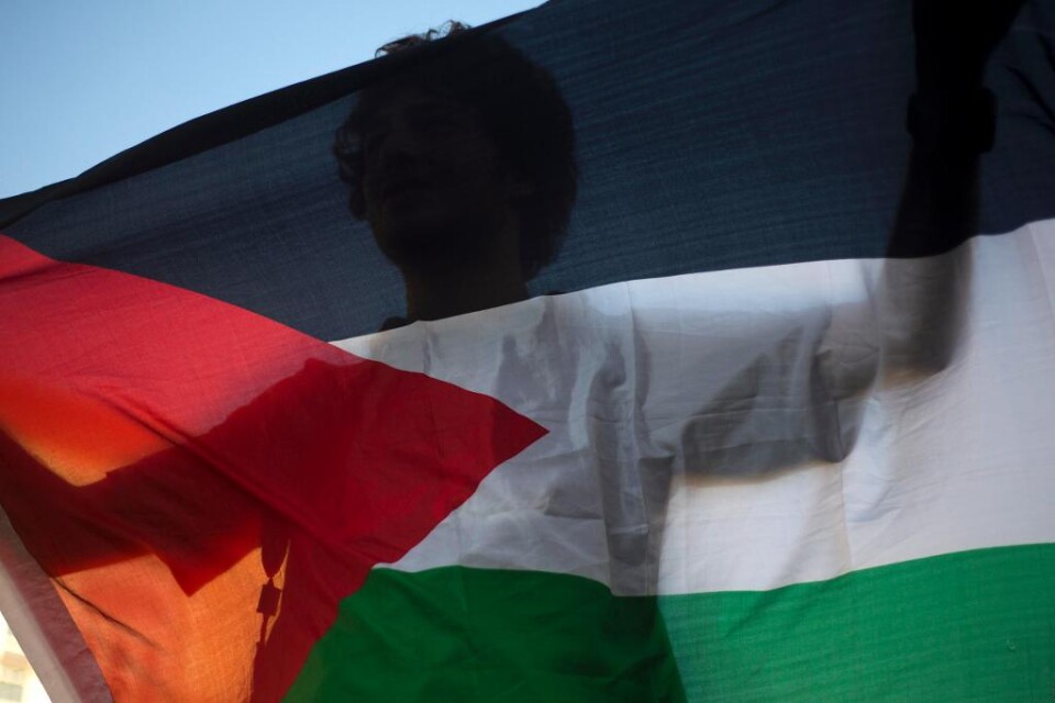 Det blåst upp till strid kring den palestinska flaggan i FN. Palestina, som har observatörsstatus, vill att den palestinska flaggan hissas bland medlemsländernas vid FN-högkvarteret i New York. Israel protesterar och den israeliska FN-ambassadören Ron P