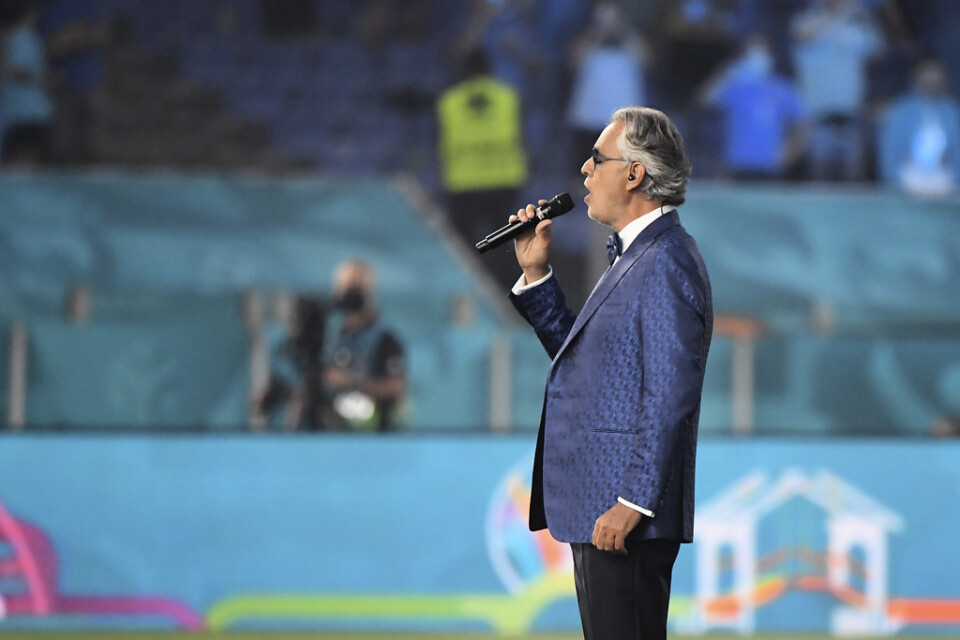 Den italienska tenoren Andrea Bocelli sjöng Puccinis aria "Nessun dorma" under invigningen av fotbolls-EM i Rom under fredagen.