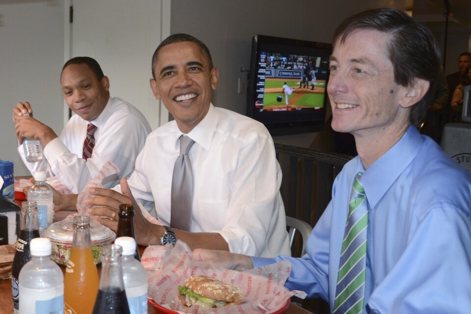 Den dåvarande presidenten Barack Obama äter lunch med Bruce Reed (till höger), som då var vicepresident Joe Bidens stabschef. Till vänster sitter Obamas juridiske chef Rob Nabors. Fotot är taget 2011.