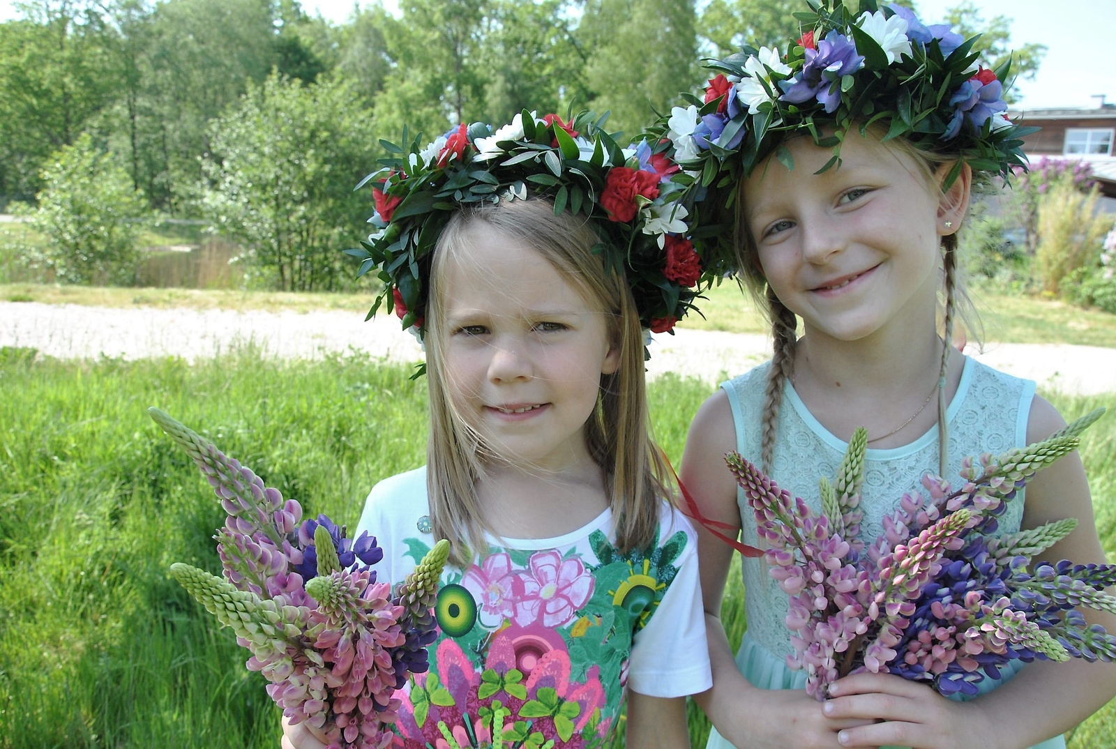 Med blommor i famnen och blommor i håret så känns det härligt med sommarlov! Kompisarna Isabelle och Lovis hittar på mycket roligt tillsammans när de träffas.
Foto: Marie Strömberg Andersson