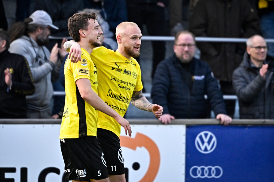 Mjällbys Adam Ståhl, till höger, jublar med Colin Rösler efter 1–0-målet mot Degerfors.