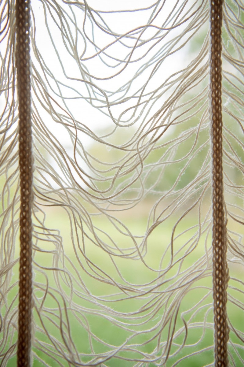 Den stickade gardinen i köket är egen design och ingick i en kollektion stickad heminredning som Ulrika Mårtensson gjort tillsammans med Margot Barolo för deras eget märke Knit by the metre.
Foto: Henrik Montgomery/TT