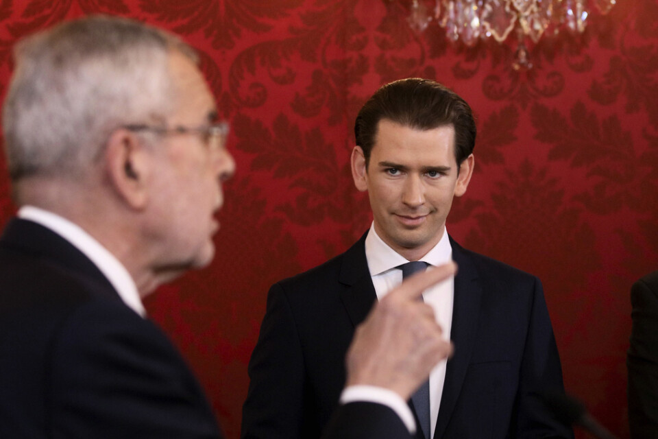 Österrikes förbundspresident Alexander Van der Bellen, till vänster, håller tal medan Sebastian Kurz lyssnar under ceremonin då han svors in som förbundskansler i Wien på tisdagen.