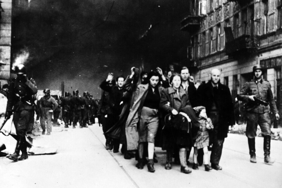 I april 1943, under andra världskriget, töms det judiska gettot i Warszawa av nazisterna och upproret där slås brutalt ned.