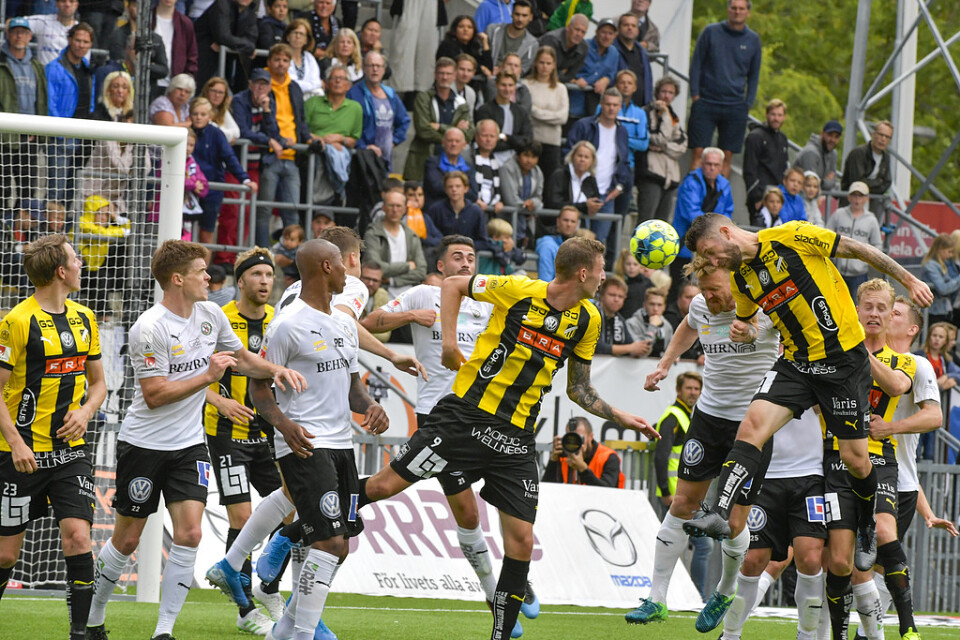 Häckens Joona Toivio nickar in 1–0 mot Örebro.