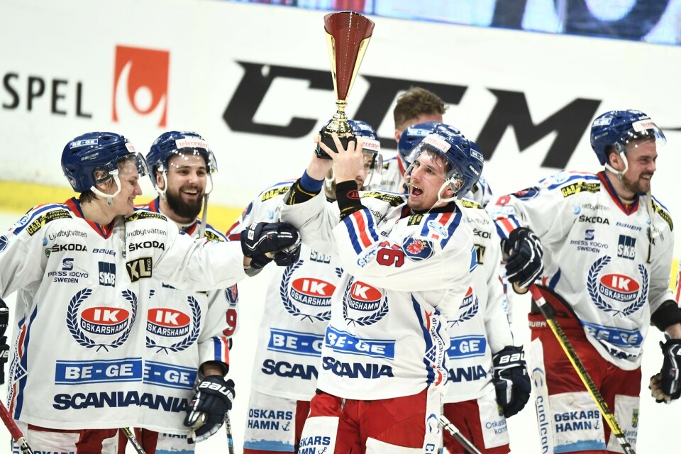 Arsi Piispanen höjer pokalen efter att IKO slagit AIK och blivit hockeyallsvenska mästare.