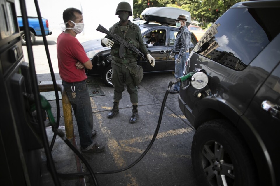 Oljelandet Venezuela har stora svårigheter med att raffinera råvaran till bränsle. Bild från bensinstation i Caracas i april. Arkivbild.