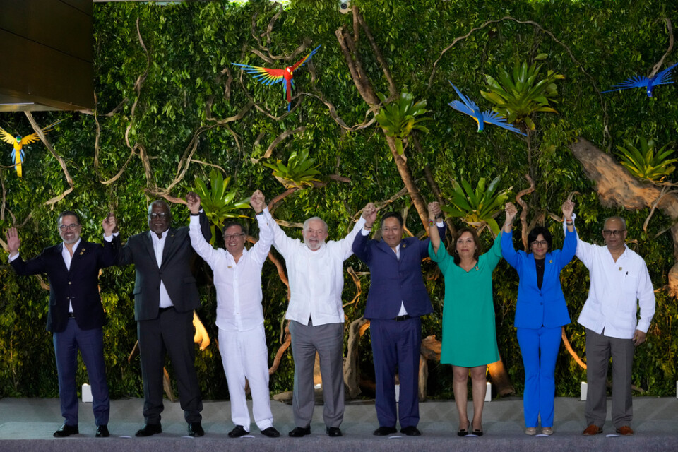 Ledarna för Amazonasländerna poserar för ett gruppfoto. Värd för mötet är den brasilianske presidenten Luiz Inácio Lula da Silva, fjärde från vänster.