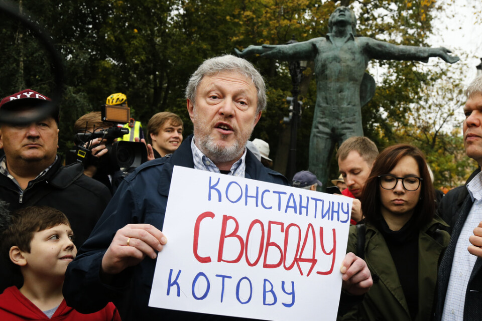 En demonstrant i Moskva kräver att aktivisten Konstantin Kotov släpps fri. Kotov dömdes på torsdagen till fyra års fängelse för brott mot demonstrationslagar sedan han krävt fria lokalval i Moskva.