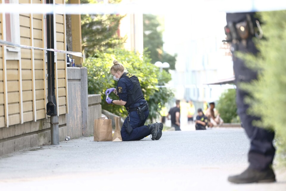Polisen behöver underrättelser för att kunna lösa brott. Bild från Husby förra veckan där två personer skadades vid en skjutning.