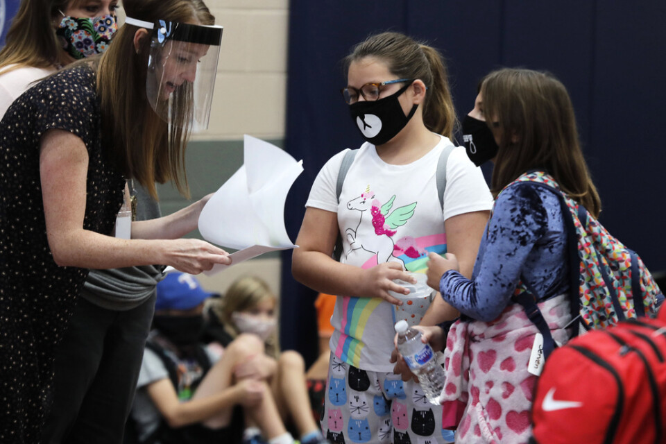 Elever och lärare med munskydd respektive visir vid en skola i Texas som öppnade förra veckan.