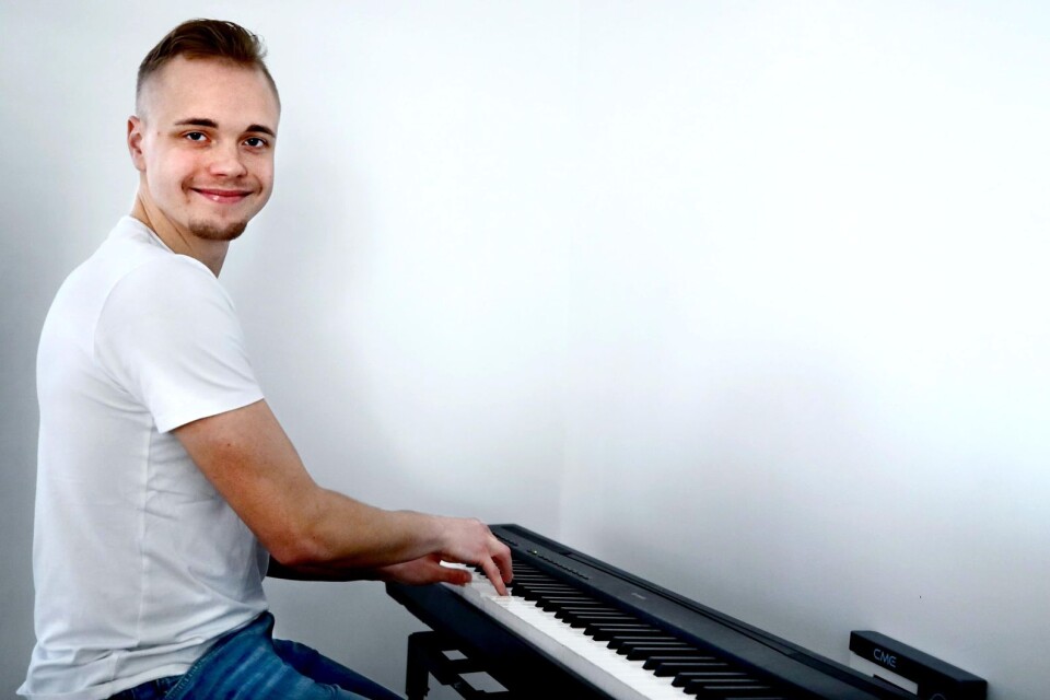 Johannes Winroth spelar klaviatur i dansbandet Blender.