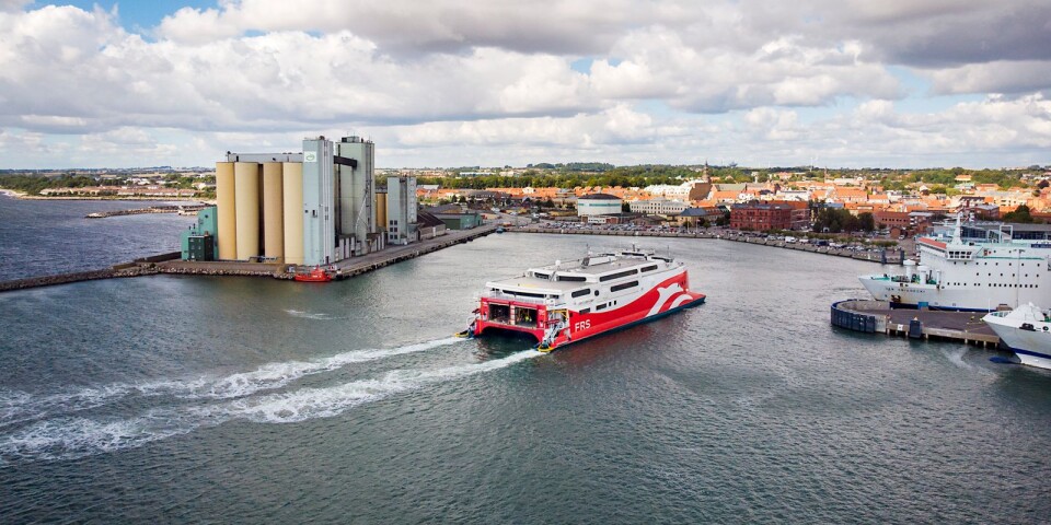 Katamaranen från Sassnitz lägger till i Ystad. Men inte så länge till, till våren seglar den på Trelleborg i stället.