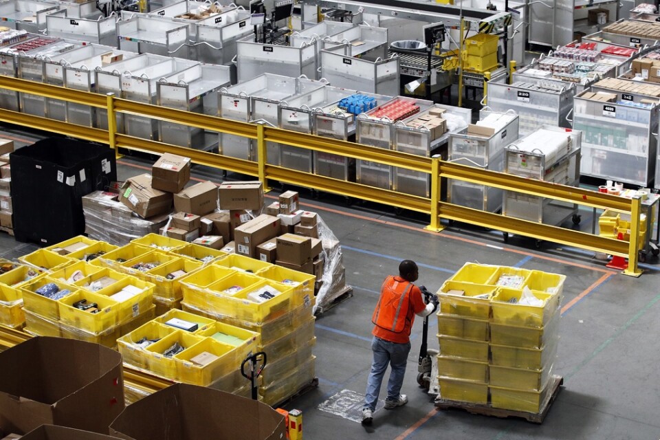 Paketering av varor på Amazons lager i Baltimore i USA. Arkivbild.