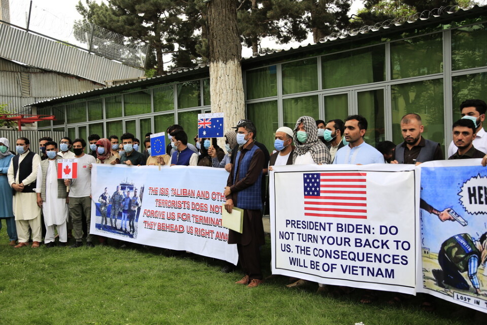 Afghanska tolkar som ännu inte fått asyl vädjar till USA och Nato under en protest i Kabul i april.