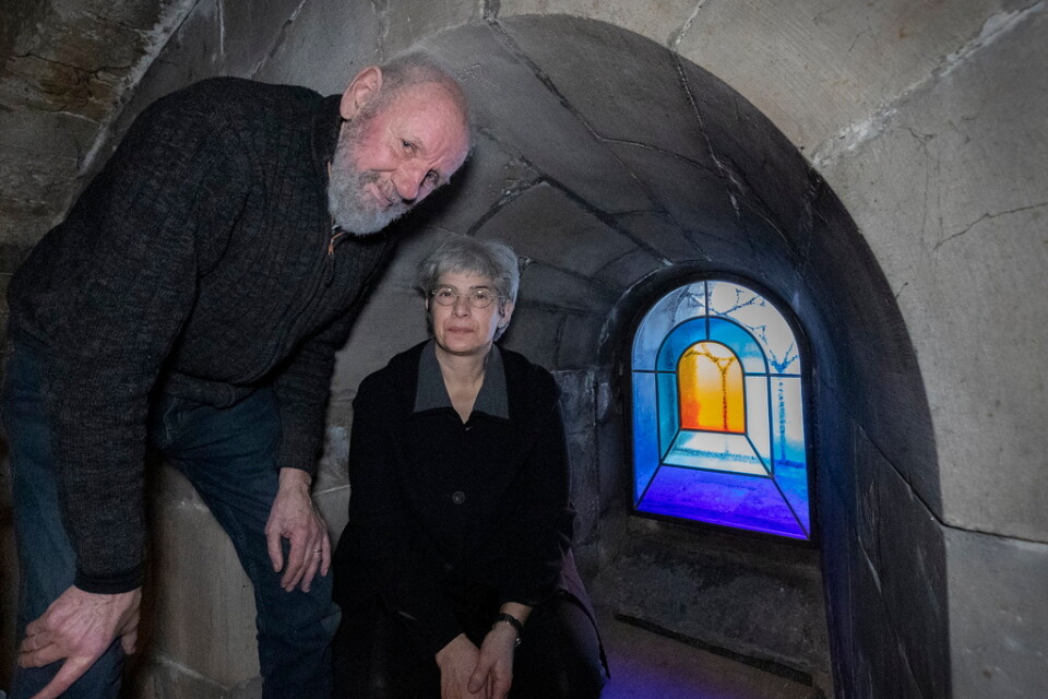 Glasmästare Per Hebsgaard och konstnär Erika Lagerbielke har skapat ett nytt konstglasfönster som ska ge nytt ljus över de äldsta delarna av Lunds domkyrka.