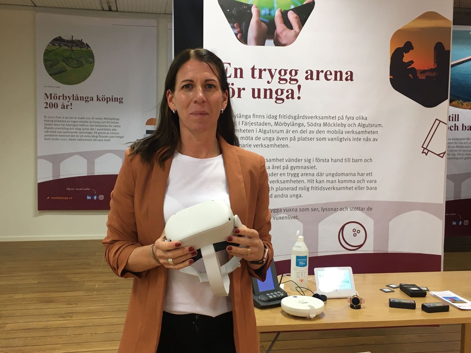 Jenny Brede, digital verksamhetsutvecklare i Mörbylångakommun, håller upp ett par VR-glasögon.