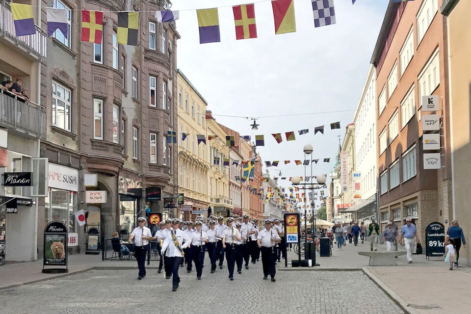 Marinens musikkår marscherar på Ronnebygatan i början av september förra året. Nu har musikkåren beslutat sig för att undvika de mest centrala gatorna på grund av alla uteserveringar.