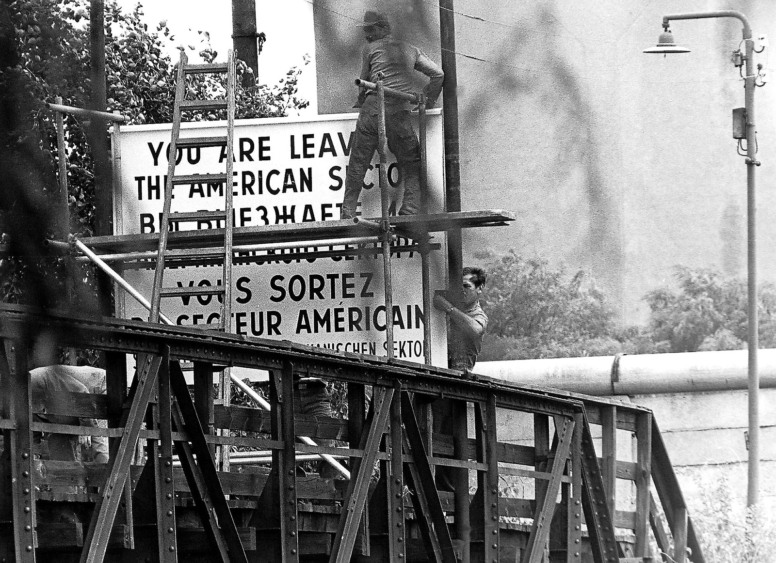 Den 13 augusti 1961 började Berlinuren uppföras. Den var en antifascistisk skyddsvall, det vill säga ett skydd mot oss.Foto: AP/SCANPIX/TT/ARKIV