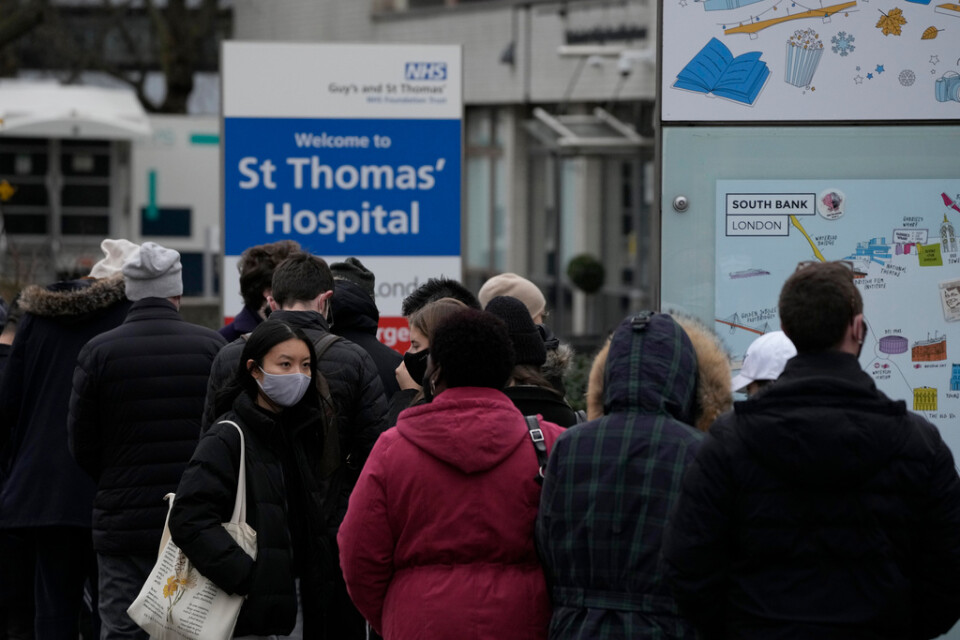 Folk köar för att bli covid-vaccinerade på Saint Thomas-sjukhuset i London på måndagen.