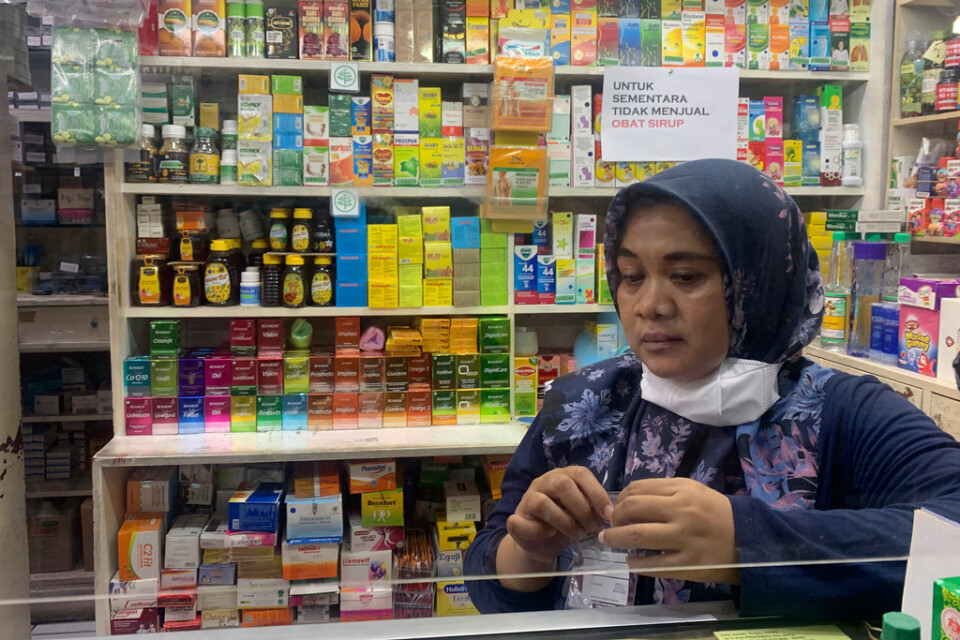 En apoteksanställd väntar på kunder i huvudstaden Jakarta.