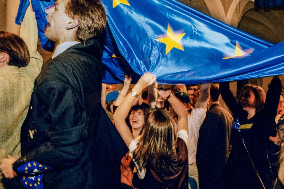 Anhängare till Ja-sidan jublar och viftar med EU-flaggan vid valvakan i november 1994 i samband med den svenska folkomröstningen om Sveriges medlemskap till den Europeiska Unionen. Lyssnar man på kandidater inför det stundande EU-valet, verkar det vara ett nja, snarare än ett nej eller ja, till EU.