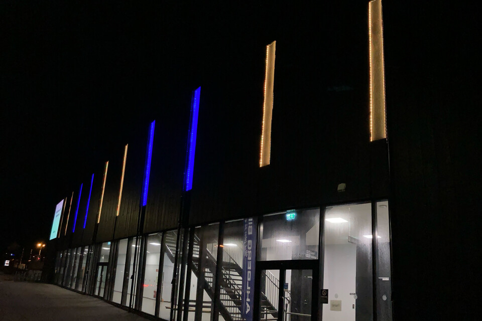 Brinova Arena i Karlskrona är ljussatt i Ukrainas färger.