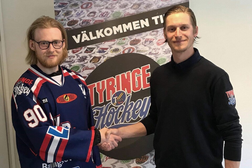 Filip Steensbjerre hälsar Tyringes sjätte nyförvärv Marcus Englund välkommen.