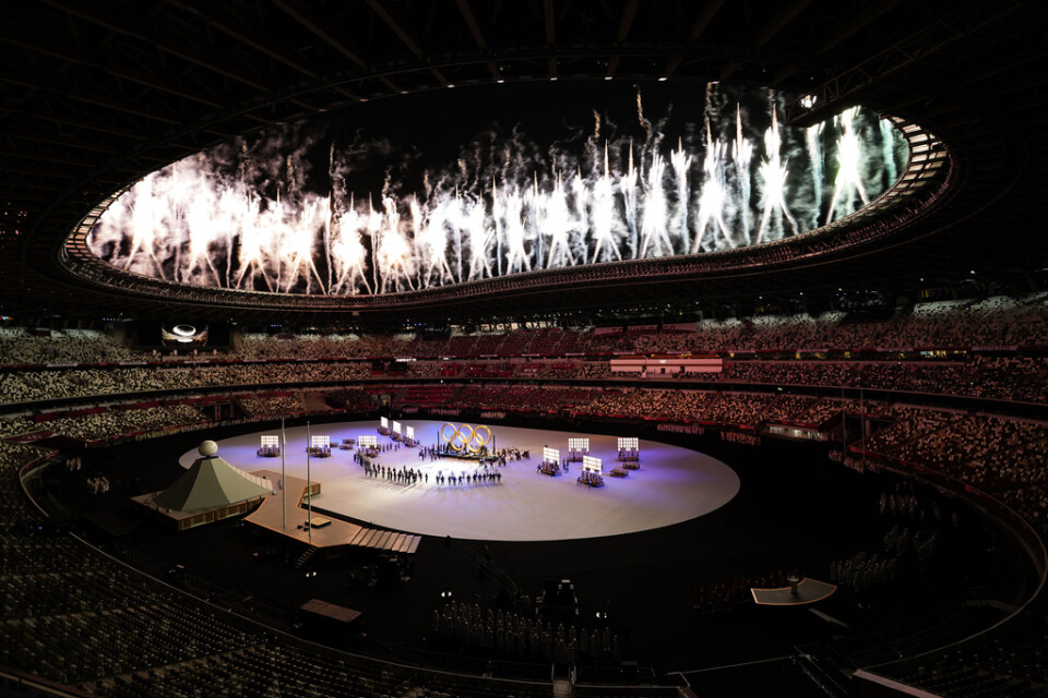Fyrverkerier under OS-invigningen på Olympiastadion i Tokyo utan publik.