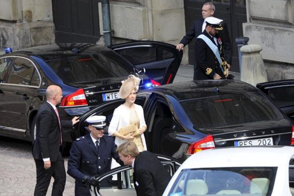 Kronprinsessan Mary av Danmark, kronprins Alexander av Nederländerna och kronprins Haakon av Norge anländer till Slottskyrkan i Stockholms slott.