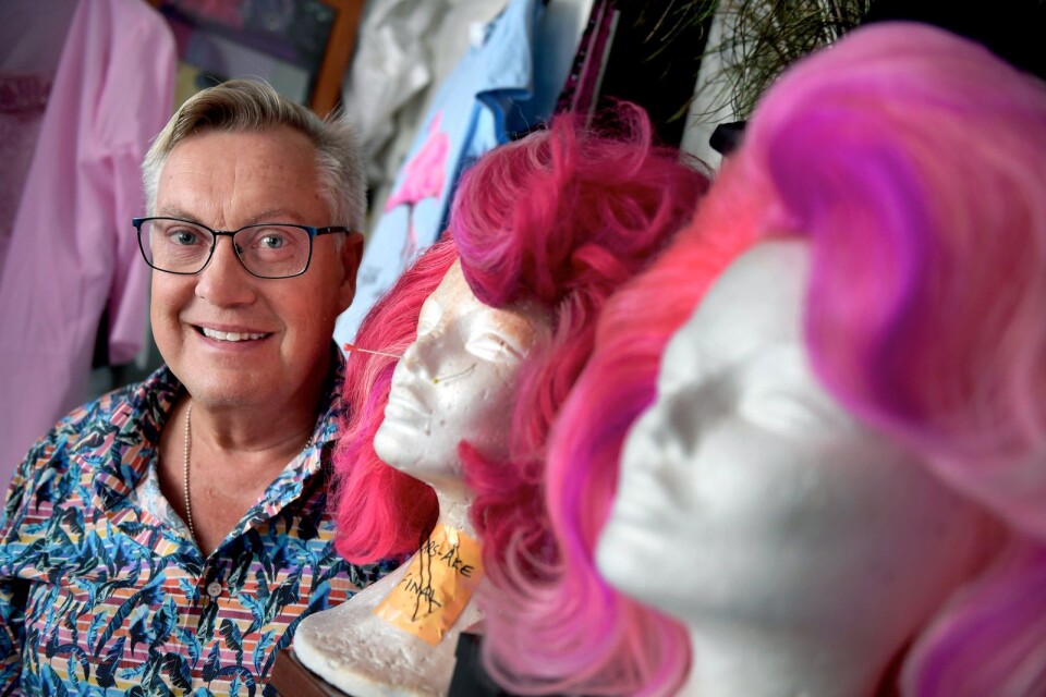 Lars-Åke Wilhelmsson är en flitigt anlitad teaterdesigner och skapare av dragshowfiguren Babsan. Den rosa peruken är ett genidrag, menar han, för den ursäktar mycket av Babsans gränslösa beteende bland folk.