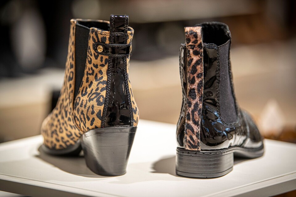 Trenderna får gärna blandas som på skorna i lack med leopard på hälen eller leopardskor med lack på hälen.