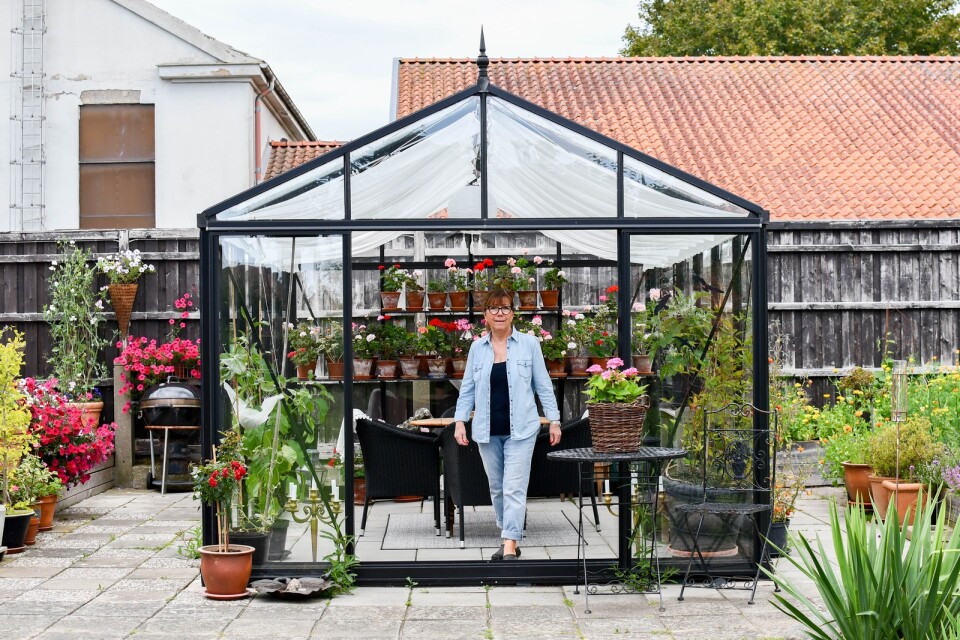 Inger Lundmark blev Österlens trädgårdssällskap första ordförande och var det fram till 2010 när hon tog en paus från uppdraget. 2022 tog hon upp ordförandeklubban igen. ”Det är fantastiskt roligt att arbeta tillsammans med föreningens styrelse eftersom engagemanget och trädgårdsintresset är väldigt stort hos alla” säger Inger.