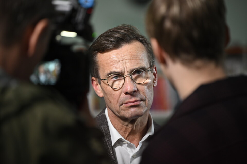 Statsminister Ulf Kristersson (M) möter media efter pressträff efter ett besök på Edboskolan i Huddinge.